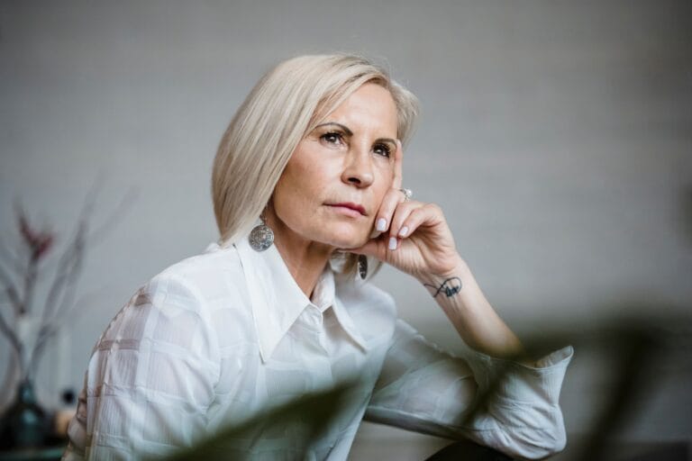 Nainen pohtimassa itselleen sopivaa apua unettomuuteen
